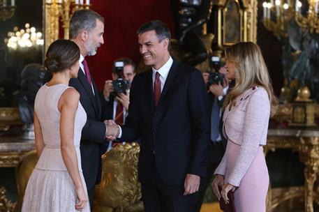 12/10/2018. Sánchez asiste al desfile de la Fiesta Nacional. El presidente del Gobierno, Pedro Sánchez, y su esposa saludan a los Reyes, don...